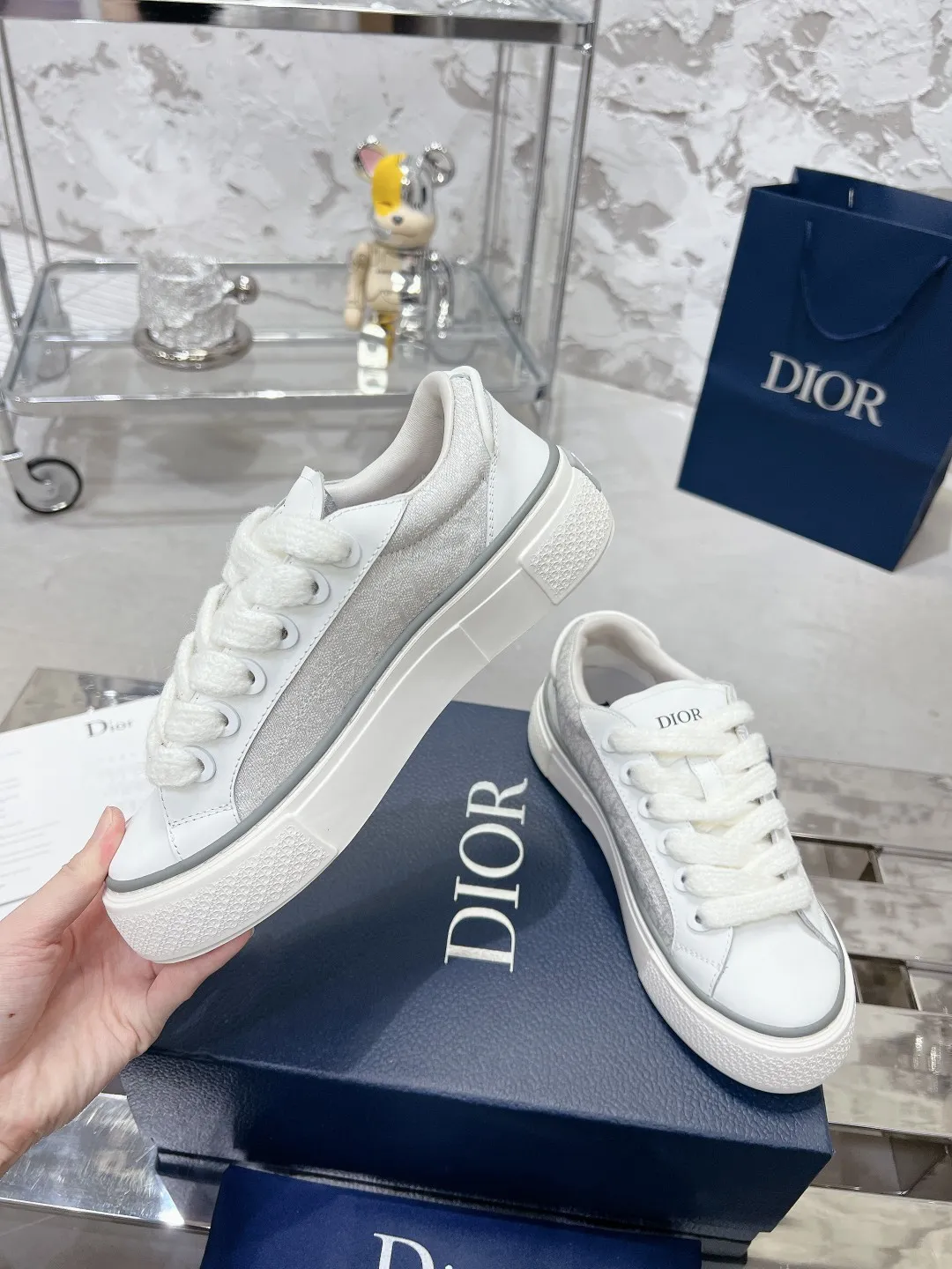 👟👟Ex-factory price 560👟👟 Women's shoe factory top version Dior B33 series! Casual sneakers for couples 👟 Purchased from the original, developed and made. Carefully crafted from Dior gray cow leather, decorated with tone-on-tone CD Diamond pattern canvas panels on the sides. The shoelace eyelets in the shape of CD Icon are clever and exquisite, and the two-color sole, tongue and heel are all decorated with special details, making it even more refined. It is a very casual and versatile shoe. 🔘Fabric: Original customized calfskin + Oblique floral fabric 🔘Inner: Customized breathable lining 🔘Outsole: Original molded T👟👟Ex-factory price U combination outsole 🔘Sole thickness: 3CM 🔘Number of sizes: Women’s size: 35-41 Men’s size: 38-46 (Female 41, Men’s 38, 46 customized are not returnable)